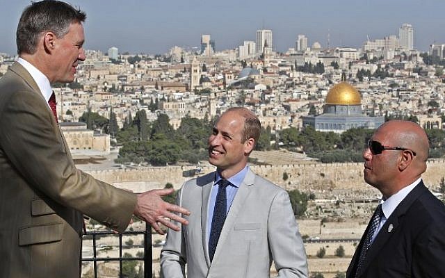Le prince William et le consul général britannique à Jerusalem Phillip Hall, avec un guide, au mont des Oliviers, avec vue sur la Vieille Ville de Jérusalem, le 28 juin 2018 (Crédit : AFP / POOL / Thomas COEX)