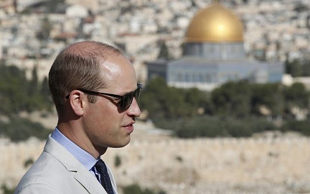 Le prince William devant le mont des Oliviers, avec vue sur la Vieille Ville de Jérusalem, le 28 juin 2018 (Crédit : AFP / POOL / Thomas COEX) Le prince William devant le mont des Oliviers, avec vue sur la Vieille Ville de Jérusalem, le 28 juin 2018 (Crédit : AFP / POOL / Thomas COEX)