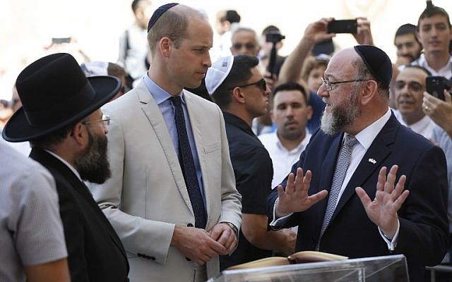 Le prince William en compagnie du grand rabbin britannique Ephraïm Mirvis et du rabbin du mur Occidental Shmuel Rabinovitch pendant la visite du prince William, dans la Vieille Ville de Jérusalem, le 28 juin 2018. (Crédit : AFP/POOL/Abir Sultan)