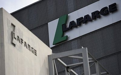 Une usine du cimentier Lafarge, accusée de financer des groupes jihadistes pour maintenir son activité en Syrie. (Crédit : Franck Fife/AFP)