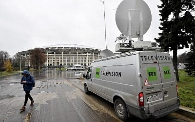 Photo pris le 11 novembre 2017 : un véhicule de radiodiffusion de la chaîne RT, devant un stade pendant un match Argentine-Russie, à Moscou. (Crédit : AFP / Kirill KUDRYAVTSEV)