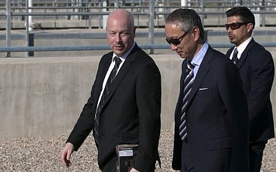 L'envoyé spécial américain Jason Greenblatt, à gauche, lors du lancement d'un projet d'amélioration du traitement des eaux usées et de l'eau pour les agriculteurs palestiniens dans la ville de Jéricho, en Cisjordanie,, le 15 octobre 2017  (Crédit : AFP Photo/Jaafar Ashtiyeh)