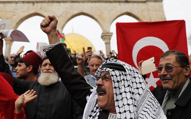 Des fidèles musulmans brandissent des drapeaux palestiniens et turcs après la prière du vendredi à la mosquée Al-Aqsa située sur le Mont du Temple dans la Vieille Ville de Jérusalem, le 22 décembre 2017. (AFP Photo/Ahmad Gharabli) Des fidèles musulmans brandissent des drapeaux palestiniens et turcs après la prière du vendredi à la mosquée Al-Aqsa située sur le Mont du Temple dans la Vieille Ville de Jérusalem, le 22 décembre 2017. (AFP Photo/Ahmad Gharabli)