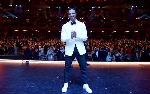 Ari'el Stachel, dos au public, pendant la 72e cérémonie des Tony Awards, au Radio City Music Hall, à New York, le 10 juin 2017. (Crédit : Dimitrios Kambouris/Getty Images for Tony Awards Productions/AFP) Ari'el Stachel, dos au public, pendant la 72e cérémonie des Tony Awards, au Radio City Music Hall, à New York, le 10 juin 2017. (Crédit : Dimitrios Kambouris/Getty Images for Tony Awards Productions/AFP)