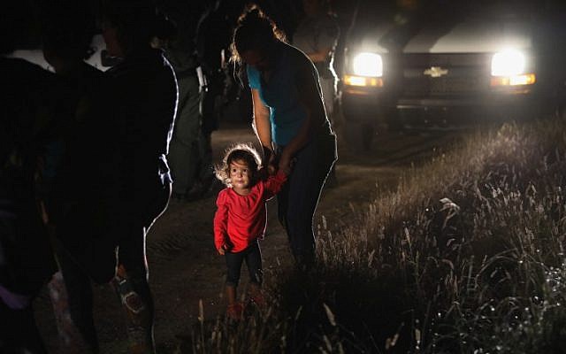 Une petite fille de deux ans originaire du Honduras avec sa mère après avoir été arrêtée par les agents de la police des frontières près de la frontière entre les Etats-Unis et le Mexique, à McAllen, au Texas, le 12 juin 2018 (Crédit : John Moore/Getty Images/AFP) Une petite fille de deux ans originaire du Honduras avec sa mère après avoir été arrêtée par les agents de la police des frontières près de la frontière entre les Etats-Unis et le Mexique, à McAllen, au Texas, le 12 juin 2018 (Crédit : John Moore/Getty Images/AFP)