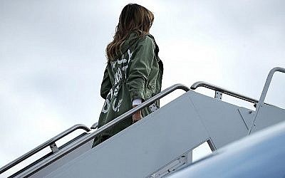 La Première Dame américaine Melania Trump embarque sur Air Force pour aller rendre visite aux enfants des familles de migrants à la frontière du Mexique, le 21 juin 2018. (Crédit : Chip Somodevilla/Getty Images/AFP)