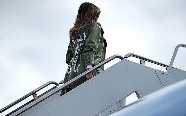 La Première Dame américaine Melania Trump embarque sur Air Force pour aller rendre visite aux enfants des familles de migrants à la frontière du Mexique, le 21 juin 2018. (Crédit : Chip Somodevilla/Getty Images/AFP)