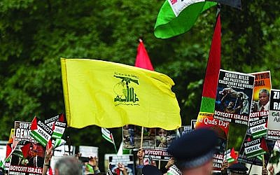 Illustration: AUn drapeau du Hezbollah lors d'un défilé de la Journée de Jérusalem à Londres (Crédit : Steve Winston/via Jewish News)
