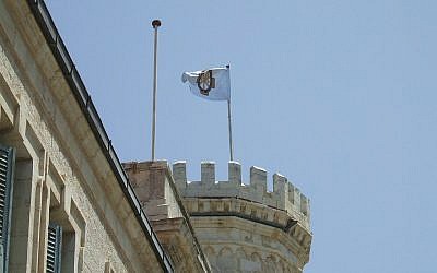 Un drapeau russe flotte au-dessus d ela mission russe de Jérusalem (Crédit : Domaine public)