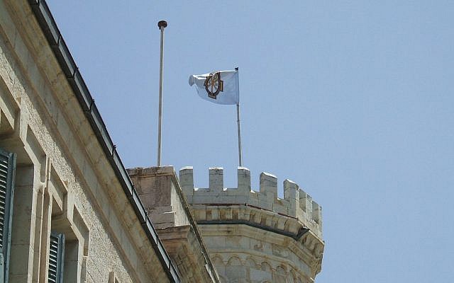 Un drapeau russe flotte au-dessus d ela mission russe de Jérusalem (Crédit : Domaine public) Un drapeau russe flotte au-dessus d ela mission russe de Jérusalem (Crédit : Domaine public)