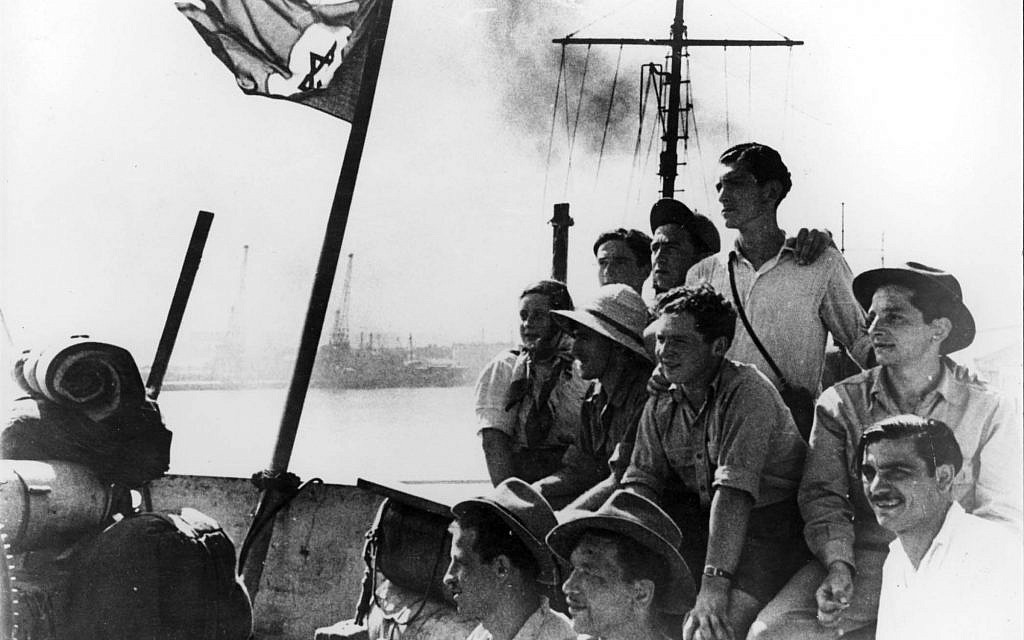Des immigrants clandestins sur le pont du  Pan York le jour de l'arrivée en Israël, le 14 août 1948 (Crédit :  Yad Vashem Archives)