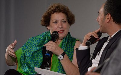 Nicola Galliner interogée sur scène par le publicitaire Sergey Lagodinsky lorts de la journée de la culture juive de Berlin, le 1er août 2015 (Crédit :  CC BY-SA 2.0 Heinrich-Böll-Stiftung/Flikr)