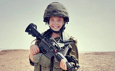 Une photographie de l'ancienne soldate de l'armée israélienne Rebecca, faussement accusée par des militants pro-palestiniens d'avoir tué une infirmière gazaouie le 1er juin 2018 (Crédit : Armée israélienne/Facebook)