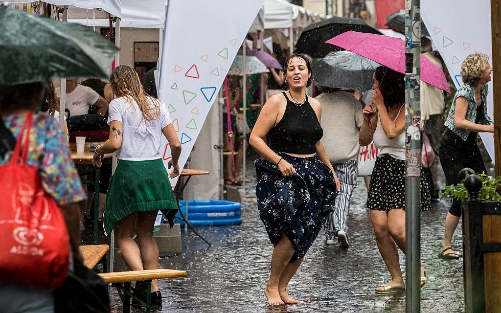 Des jeunes dansent sous la pluie au festival de rue Judafest à Budapest, le 10 juin 2018.(Marton Monus/ Balint House JCC)
