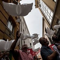 Des personnalités lâchent des colombes en l'honneur du 70e anniversaire de l'indépendance d'Israël au festival de rue Judafest à Budapest, le 10 juin 2018.(Marton Monus/ Balint House JCC)