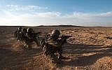 Un groupe de femmes soldats participe à un exercice d'entraînement dans le cadre de la formation des commandants de chars, sur une photographie non datée. (Crédit : Armée israélienne)