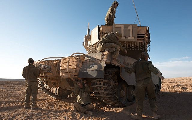 Un groupe de femmes soldats participe à un exercice d'entraînement dans le cadre de la formation des commandants de chars, sur une photographie non datée. (Armée israélienne) Un groupe de femmes soldats participe à un exercice d'entraînement dans le cadre de la formation des commandants de chars, sur une photographie non datée. (Armée israélienne)