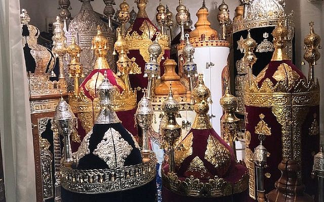 Une partie des 60 rouleaux de Torah de Shearith Israel, dans une mini-chapelle de la synagogue (Crédit : Robert Sarner/ Times of Israel)