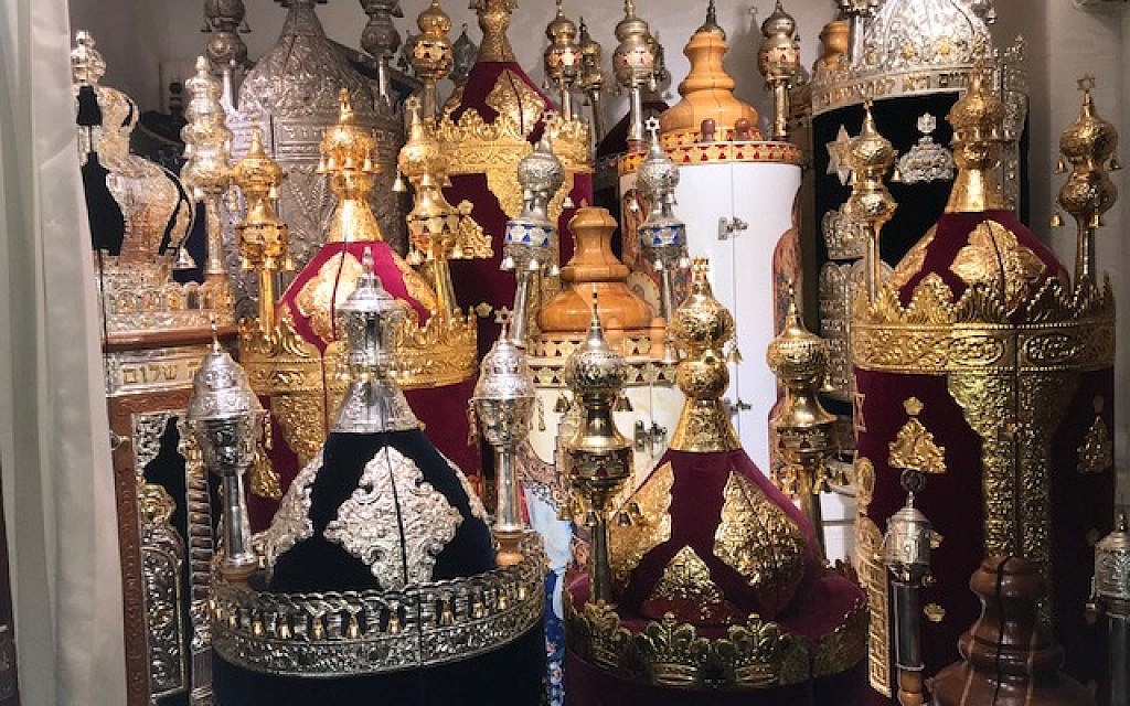 Une partie des 60 rouleaux de Torah de Shearith Israel, dans une mini-chapelle de la synagogue (Crédit : Robert Sarner/ Times of Israel)
