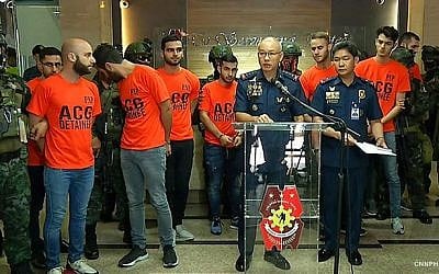 La police de Manille aux Philippines a arrêté 474 employés, dont 8 Israéliens, d'une société commerciale à Pampanga mercredi pour leur implication présumée dans la cybercriminalité, le 7 juin 2018. (Capture d'écran CNN Philippines)
