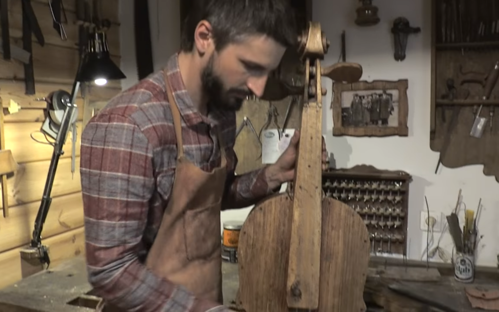 Mateusz Raszewski dans son atelier (Capture d'écran : YouTube)