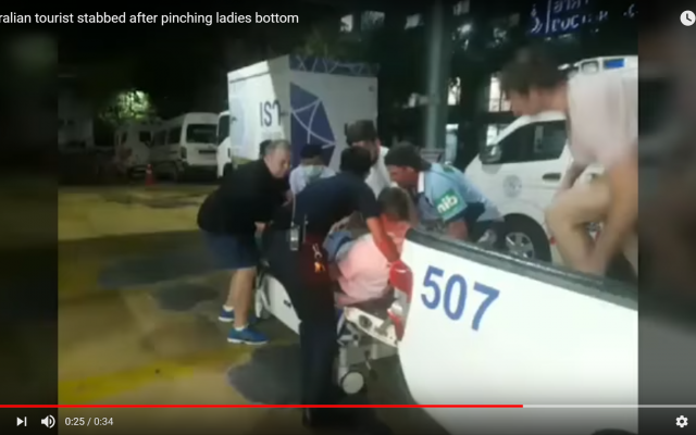 L'Australien emmené à l'hôpital après une rixe avec un Israélien qui l'a blessé au couteau (Capture d'écran : YouTube) L'Australien emmené à l'hôpital après une rixe avec un Israélien qui l'a blessé au couteau (Capture d'écran : YouTube)
