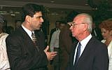 Gonen Segev, (à gauche), parle avec Yitzhak Rabin, alors Premier ministre, lors d'une conférence de presse (Crédit : Government Press Office)