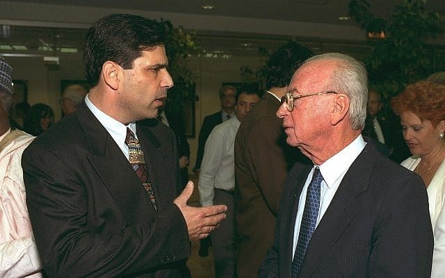 Gonen Segev, (à gauche), parle avec Yitzhak Rabin, alors Premier ministre, lors d'une conférence de presse (Crédit : Government Press Office)