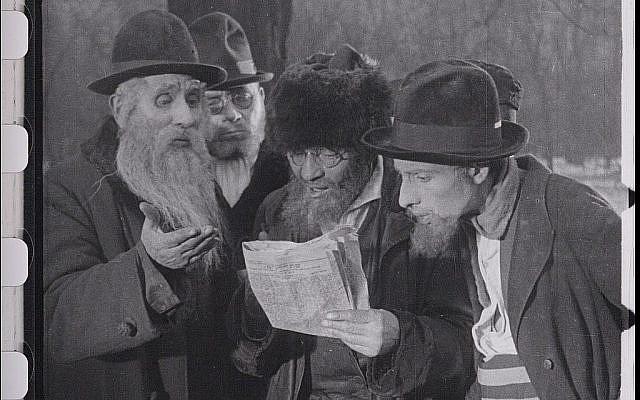 Des Juifs prennent connaissance de l'édit ou de l'expulsion de Vienne tiré du film restauré "City Without Jews" (Avec l'aimable autorisation de Film Archiv Austria).