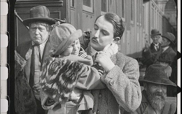 Une enfant pleure alors que son père juif se sépare d'elle dans le film restauré "City Without Jews" (Avec l'aimable autorisation de Film Archiv Austria).