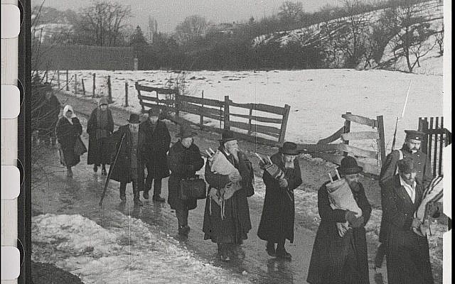 Des Juifs portent des rouleaux de la Torah alors qu'ils sont expulsés de leur ville dans le film restauré "City Without Jews"(Avec l'aimable autorisation de Film Archiv Austria).