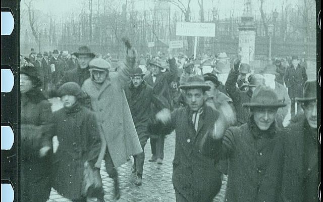 Des ouvriers autrichiens manifestent contre les Juifs dans une scène du film restauré "City Without Jews" (Avec l'aimable autorisation de Film Archiv Austria).