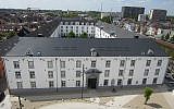 La Kazerne Dossin, en Belgique, transformée en camp de transit par les nazis. (Crédit : Wasily/Wikimedia Commons)