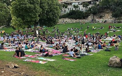 Les participants à la célébration de la Journée internationale du yoga à Jérusalem ont reçu un tapis de yoga spécialement conçu pour former une œuvre d'art qui représente Jérusalem dans trente ans (Avec l'aimable autorisation de The Big Dream - Jérusalem).