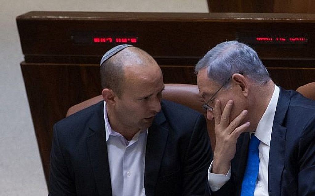Le Premier ministre Benjamin Netanyahu, (à droite), avec le ministre de l'Éducation Naftali Bennett à la Knesset, le 17 juin 2015. (Miriam Alster/Flash90) Le Premier ministre Benjamin Netanyahu, (à droite), avec le ministre de l'Éducation Naftali Bennett à la Knesset, le 17 juin 2015. (Miriam Alster/Flash90)