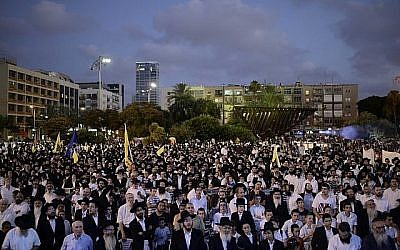 Un rassemblement Habad sur la place Rabin à Tel Aviv, le 10 juillet 2016. (Tomer Neuberg/FLASH90)