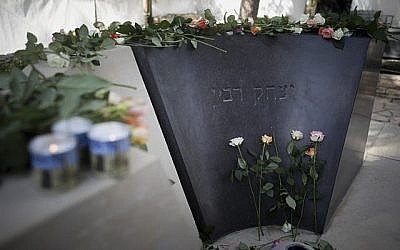 Des fleurs ont été déposées sur la tombe du Premier ministre Yitzhak Rabin lors d'une cérémonie commémorative marquant les 21 ans de son assassinat, tenue au cimetière du Mont Herzl à Jérusalem le 4 novembre 2016. (Yonatan Sindel/Flash90)