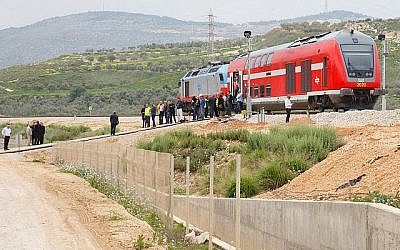 Des responsables gouvernementaux participent à un voyage d'essai sur un nouvel itinéraire ferroviaire près de la ville de Carmiel le 21 mars 2017 (Bâle Awidat/Flash90).
