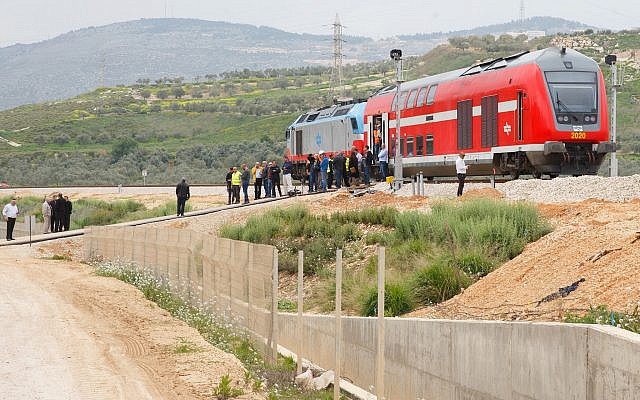 Des responsables gouvernementaux participent à un voyage d'essai sur un nouvel itinéraire ferroviaire près de la ville de Carmiel le 21 mars 2017 (Bâle Awidat/Flash90). Des responsables gouvernementaux participent à un voyage d'essai sur un nouvel itinéraire ferroviaire près de la ville de Carmiel le 21 mars 2017 (Bâle Awidat/Flash90).