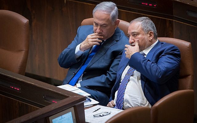 Le Premier ministre Benjamin Netanyahu, à gauche, et le ministre de la Défense, Avigdor Liberman, à la Knesset, le 24 octobre 2017. (Crédit : Yonatan Sindel / Flash90) Le Premier ministre Benjamin Netanyahu, à gauche, et le ministre de la Défense, Avigdor Liberman, à la Knesset, le 24 octobre 2017. (Crédit : Yonatan Sindel / Flash90)