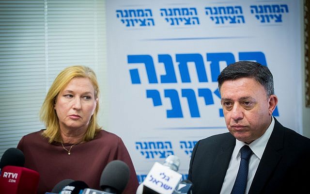 Le chef de l'Union sioniste Avi Gabbay et la députée Tzipi Livni lors d'une réunion de la faction de la Knesset le 6 novembre 2017. (Miriam Alster/Flash90) Le chef de l'Union sioniste Avi Gabbay et la députée Tzipi Livni lors d'une réunion de la faction de la Knesset le 6 novembre 2017. (Miriam Alster/Flash90)