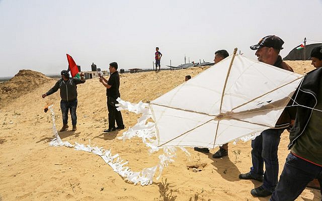 Image d'illustration d'un cerf-volant transportant un cocktail molotov sur le point d'être lancé lors d'affrontements sur la frontière entre Israël et Gaza à Khan Younis, dans le sud de la bande de Gaza, le 20 avril 2018 (Crédit : Abed Rahim Khatib/Flash90) Image d'illustration d'un cerf-volant transportant un cocktail molotov sur le point d'être lancé lors d'affrontements sur la frontière entre Israël et Gaza à Khan Younis, dans le sud de la bande de Gaza, le 20 avril 2018 (Crédit : Abed Rahim Khatib/Flash90)