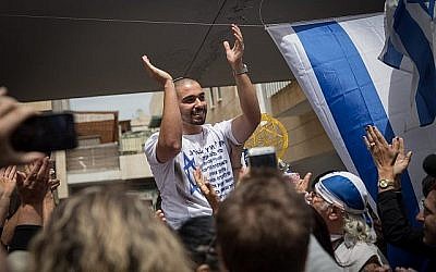 Elor Azaria, ancien soldat de Tsahal, qui a été condamné pour homicide involontaire pour avoir tiré sur un terroriste palestinien désarmé et blessé pendant son service militaire dans la ville de Hébron, en Cisjordanie, est accueilli après sa libération de prison à Ramla, sa ville natale, le 8 mai 2018. (Hadas Parush/Flash90)
