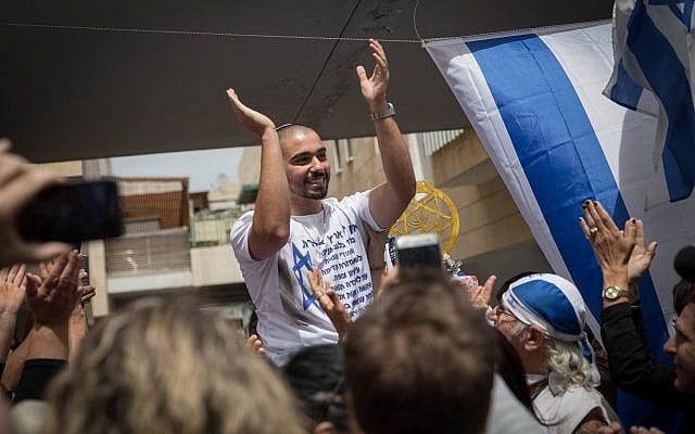 Elor Azaria, ancien soldat de Tsahal, qui a été condamné pour homicide involontaire pour avoir tiré sur un terroriste palestinien désarmé et blessé pendant son service militaire dans la ville de Hébron, en Cisjordanie, est accueilli après sa libération de prison à Ramla, sa ville natale, le 8 mai 2018. (Hadas Parush/Flash90) Elor Azaria, ancien soldat de Tsahal, qui a été condamné pour homicide involontaire pour avoir tiré sur un terroriste palestinien désarmé et blessé pendant son service militaire dans la ville de Hébron, en Cisjordanie, est accueilli après sa libération de prison à Ramla, sa ville natale, le 8 mai 2018. (Hadas Parush/Flash90)