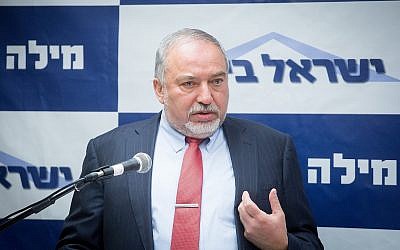 Le ministre de la Défense Avigdor Liberman dirige une réunion de sa faction  Yisrael Beytenu à la Knesset, le 21 mai 2018 (Crédit :  Miriam Alster/Flash90)