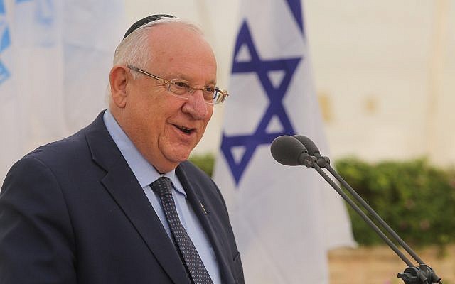 Le Président Reuven Rivlin s'exprime lors de la cérémonie commémorative annuelle pour les victimes de la tragique affaire Altalena, à Tel Aviv, le 30 mai 2018. (Marc Israel Sellem/POOL) Le Président Reuven Rivlin s'exprime lors de la cérémonie commémorative annuelle pour les victimes de la tragique affaire Altalena, à Tel Aviv, le 30 mai 2018. (Marc Israel Sellem/POOL)