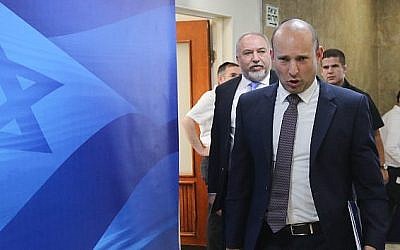Le ministre de l'Education Naftali Bennett arrive à la réunion hebdomadaire de cabinet au bureau du Premier ministre de Jérusalem, le 3 juin 2018 (Crédit : Marc Israel Sellem/POOL/Flash90)