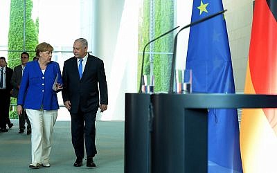 La chancelière allemande Angela Merkel et le Premier ministre israélien Benjamin Netanyahu lors d'une conférence de presse  à Berlin le 4 juin 2018. (Crédit : Haim Zach/GPO)
