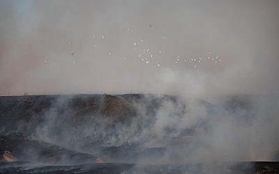 Vue d'un incendie dans une réserve naturelle causée par des cerfs-volants lancés par des manifestants palestiniens depuis la frontière avec la bande de Gaza, le 5 juin 2018 (Crédit : Yonatan Sindel/Flash90)