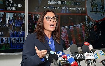 La ministre de la Culture et des Sports, Miri Regev, s'exprime dans une conférence de presse des bureaux du ministère à Tel Aviv, le 6 juin 2018. (Yossi Zeliger / Flash90)